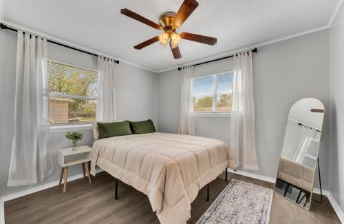 Lawton Casa | 5 Min to Fort Sill Military Base!-Free Hulu-work space-Fully equipped Kitchen