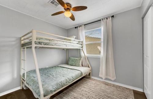 Lawton Casa | 5 Min to Fort Sill Military Base!-Free Hulu-work space-Fully equipped Kitchen