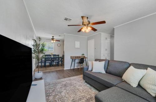 Lawton Casa | 5 Min to Fort Sill Military Base!-Free Hulu-work space-Fully equipped Kitchen