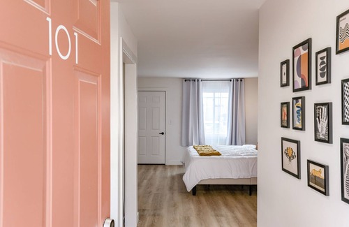 West Lincoln Hotel | 5 min. to Lincoln's top attractions. King size bed, kitchenette & outdoor space
