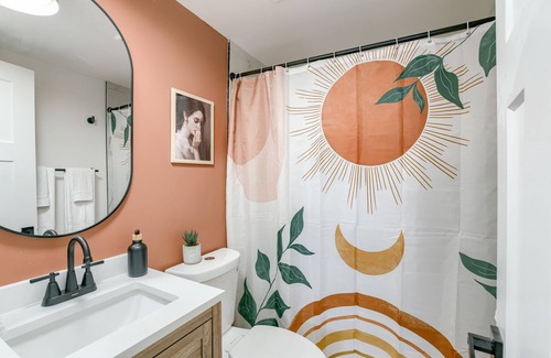 West Lincoln Hotel | 5 min. to Lincoln's top attractions. King size bed, kitchenette & outdoor space
