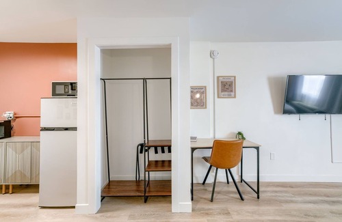 West Lincoln Hotel | 5 min. to Lincoln's top attractions. King size bed, kitchenette & outdoor space