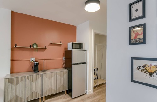 Lincoln Hotel | 5 min. to Lincoln's top attractions. 2 Queens, WiFi, pickleball, & outdoor space