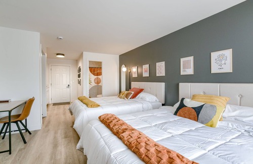 West Lincoln Hotel | 5 min. to Lincoln's top attractions. 2 Queens, WiFi, kitchenette & outdoor space