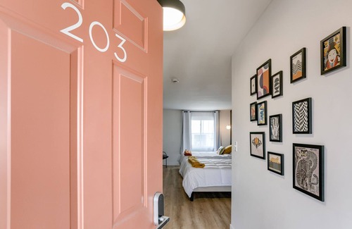 Lincoln Hotel | 5 min. to Lincoln's top attractions. 2 Queens, WiFi, kitchenette & outdoor space