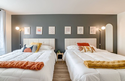 Lincoln Hotel | 5 min. to Lincoln's top attractions. 2 Queens, WiFi, kitchenette & outdoor space