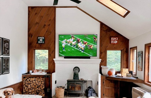 Central Vermont- Killington Casa | 5 Min to Lodges & Town; Arcade & Ping Pong Table; Hot Tub; Renovated