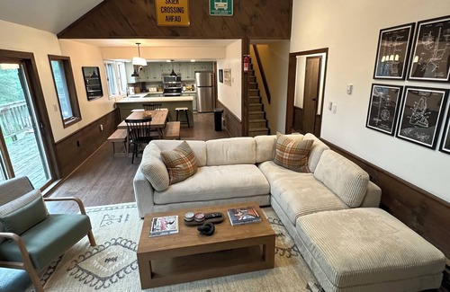 Central Vermont- Killington Casa | 5 Min to Lodges & Town; Arcade & Ping Pong Table; Hot Tub; Renovated