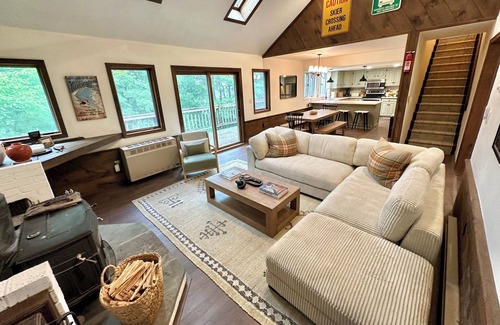 Central Vermont- Killington Casa | 5 Min to Lodges & Town; Arcade & Ping Pong Table; Hot Tub; Renovated