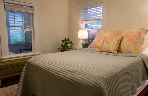 South Palm Park Neighborhood Association Cabaña | 5 min to the beach!