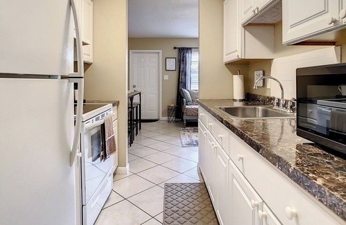 Gillespie Park Apartamento | 5 minutos a pie del centro, Ultra Wi-Fi, camas cómodas y cocina completa!