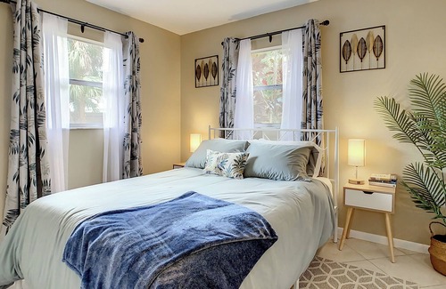 Gillespie Park Apartamento | 5 minutos a pie del centro, Ultra Wi-Fi, camas cómodas y cocina completa!