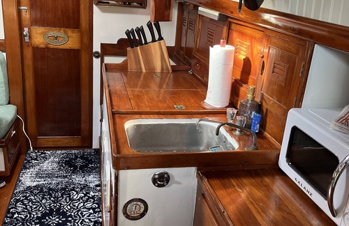 North Carolina Coast Alquiler De Eote | 5 min walk to beach! Perfect for Families!!Cheoy Lee Sailboat stay!Dog friendly!