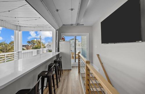 Wilmington Beach Apartamento | 5 min walk to Beach Roof Patio Office Garage BBQ