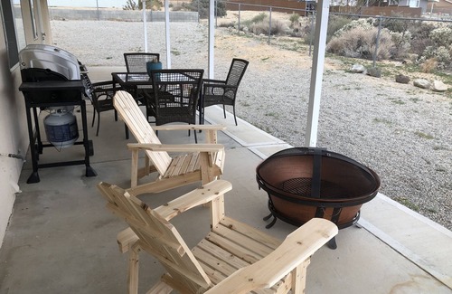 Joshua Tree Casa | 5 Min Walk to Joshua Tree Village w/RV Parking& 15 Min Drive West Park Entrance