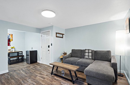 North Star Apartamento | 5 Min walk to restaurants/cafes, 8 min drive to airport, 10 min walk to trails.