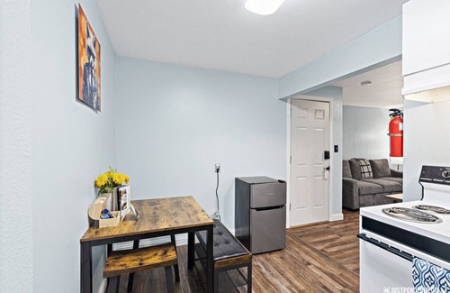 North Star Apartamento | 5 Min walk to restaurants/cafes, 8 min drive to airport, 10 min walk to trails.