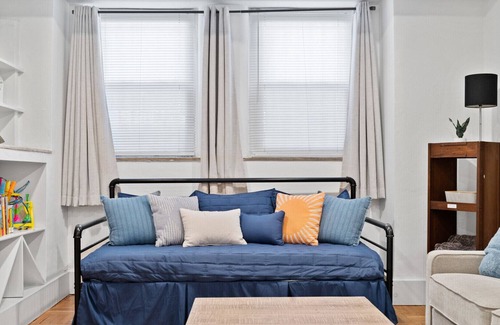 Old Town Triangle Condominio | 5 min walk to the Lincoln Park Zoo!!