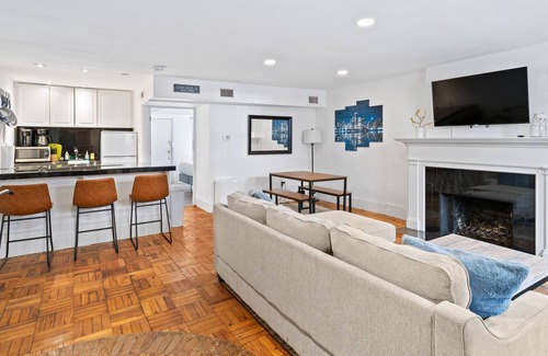 Old Town Triangle Condominio | 5 min walk to the Lincoln Park Zoo!!