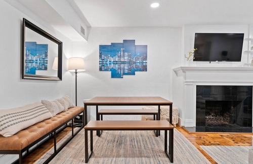 Old Town Triangle Condominio | 5 min walk to the Lincoln Park Zoo!!