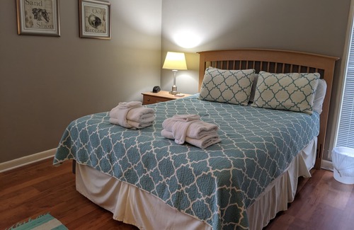 Sea Pines Casa | 5 min walk to beach club, Sleeps 8, Pool!
