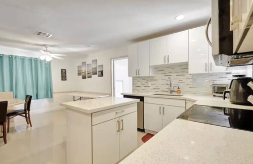 Boynton Beach Apartamento | 5 Mins from the Beach! Private Pool and Hot Tub, Mini-Golf & Entertainment