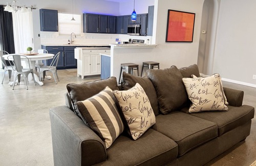 West San Antonio Casa | 5 mins or less to Sea World! BMT Family Getaway, BBQ & firepit! 3b/2bth