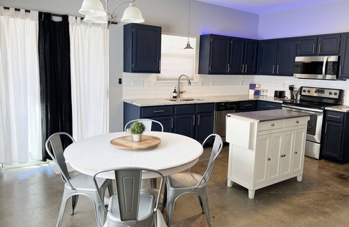 West San Antonio Casa | 5 mins or less to Sea World! BMT Family Getaway, BBQ & firepit! 3b/2bth
