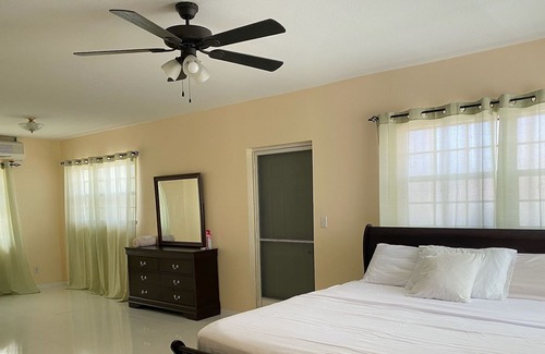 Venetian Road Settlement Apartamento | 5 mins to beaches!1 bedroom apartment with beautiful deck and hot tub. Sleeps 3!