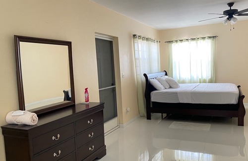 Venetian Road Settlement Apartamento | 5 mins to beaches!1 bedroom apartment with beautiful deck and hot tub. Sleeps 3!