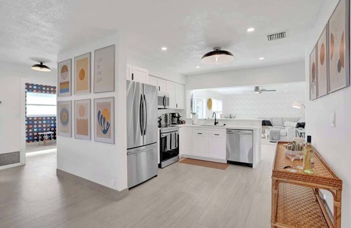 North Andrews Gardens Casa | 5 mins to beach + Brand New Pool and Tiki Hut.