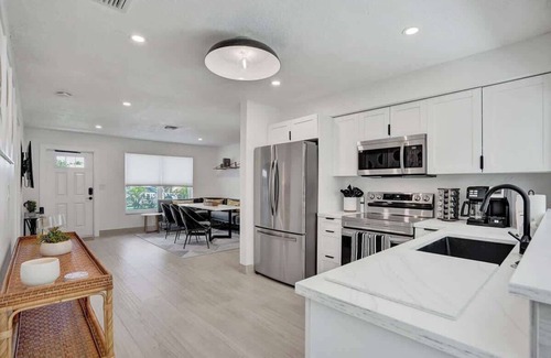 North Andrews Gardens Casa | 5 mins to beach + Brand New Pool and Tiki Hut.