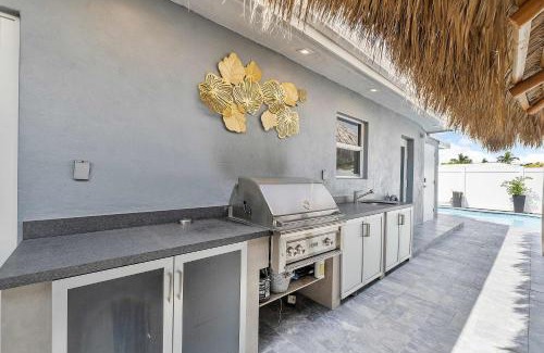 Coral Heights Casa | 5 mins to Beach Pool & Tiki Hut BBQ