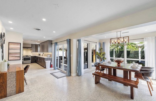 Coral Heights Casa | 5 mins to Beach! Pool & Tiki Hut | BBQ