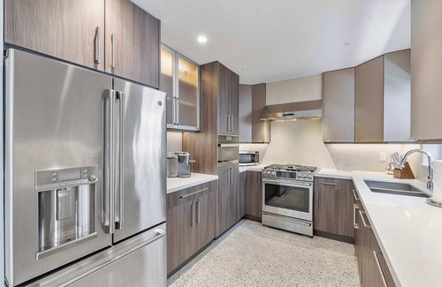 Coral Heights Casa | 5 mins to Beach! Pool & Tiki Hut | BBQ
