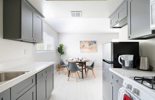 Alhambra Apartamento | 5 Mins to DT Alhambra - Homey 2BR Apt W King Bed