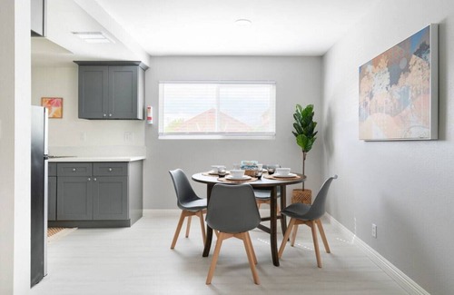 Alhambra Apartamento | 5 Mins to DT Alhambra - Homey 2BR Apt W King Bed