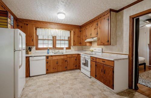 Forest Acres Casa | 5 mins to Fort Jackson - The Wooded Hilltop Ranch