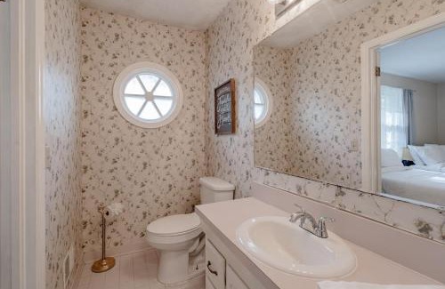 Forest Acres Casa | 5 mins to Fort Jackson - The Wooded Hilltop Ranch
