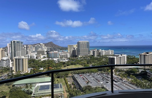 McCully - Moiliili Condominio | 5 mins to the Beach/ OCEAN+Mt View. Centrally located in Waikiki