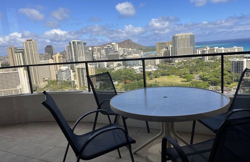 McCully - Moiliili Condominio | 5 mins to the Beach/ OCEAN+Mt View. Centrally located in Waikiki