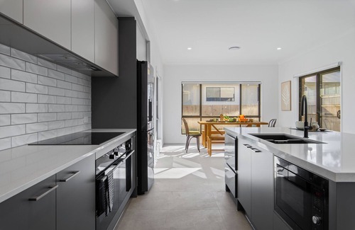 Calamvale Casa | 5 Mins to the shopping centre - Family size with extra living area in Calamvale