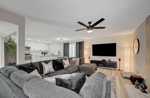 Rancho Oakey Casa | 5 mins to The Strip ~ Hot Tub, Sleeps 7, Game Room, Weekend Getaway, Retreat