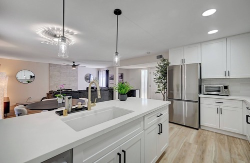 Rancho Oakey Casa | 5 mins to The Strip ~ Hot Tub, Sleeps 7, Game Room, Weekend Getaway, Retreat