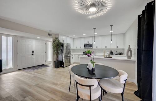 Rancho Oakey Casa | 5 mins to The Strip ~ Hot Tub, Sleeps 7, Game Room, Weekend Getaway, Retreat