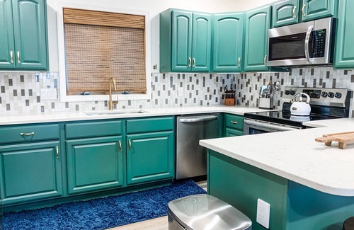 Mountainside Casa | 5 mins to Wisp! Super Cute Renovated Home w/ Lake Views + Hot tub!