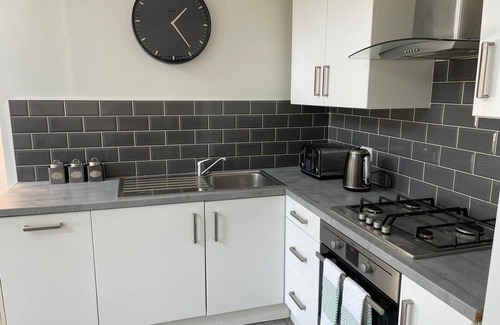 Liverpool Apartamento | 5 Mins to Woolton Village | Skylights + Desk | Parking
