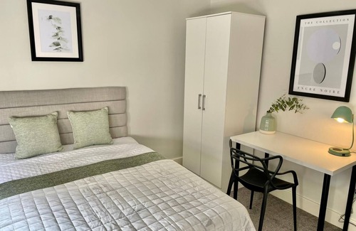 Liverpool Apartamento | 5 Mins to Woolton Village | Skylights + Desk | Parking