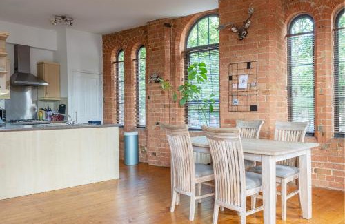 Nottingham City Centre Apartamento | 5 mins walk from centre, spacious city apt, open-plan