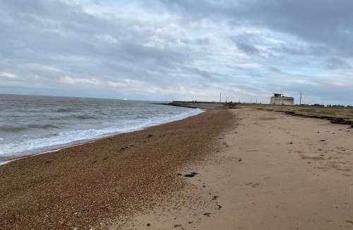 Clacton-on-Sea Complejo | 5 mins walk to beach. 3 bedroom caravan. Sleeps 8